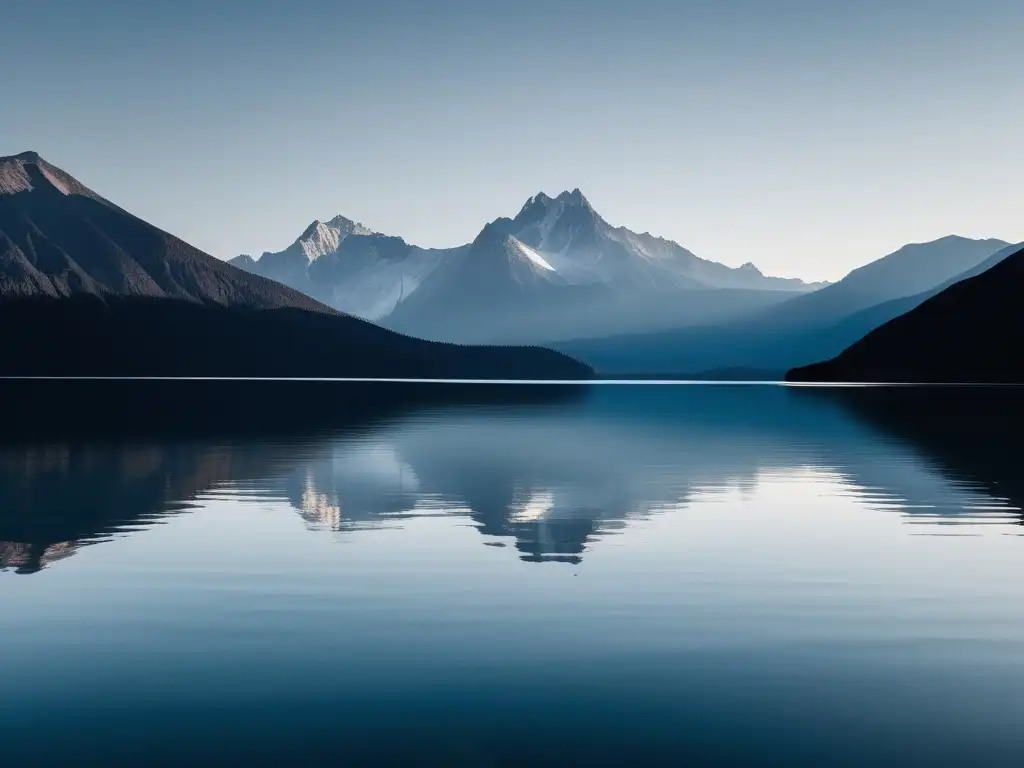 Paisaje sereno de lago rodeado de montañas, reflejando su majestuosidad y creando calma y introspección